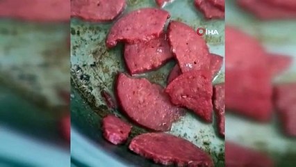 Skandal ötesi! Aldığı sucuğun içinden bakın ne fışkırdı