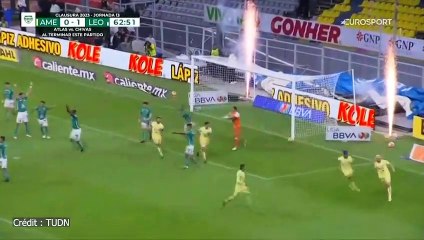 Quand un arbitre met un coup de genou à un joueur