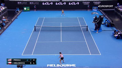 Quel toucher ! Pegula dépose la balle juste derrière le filet