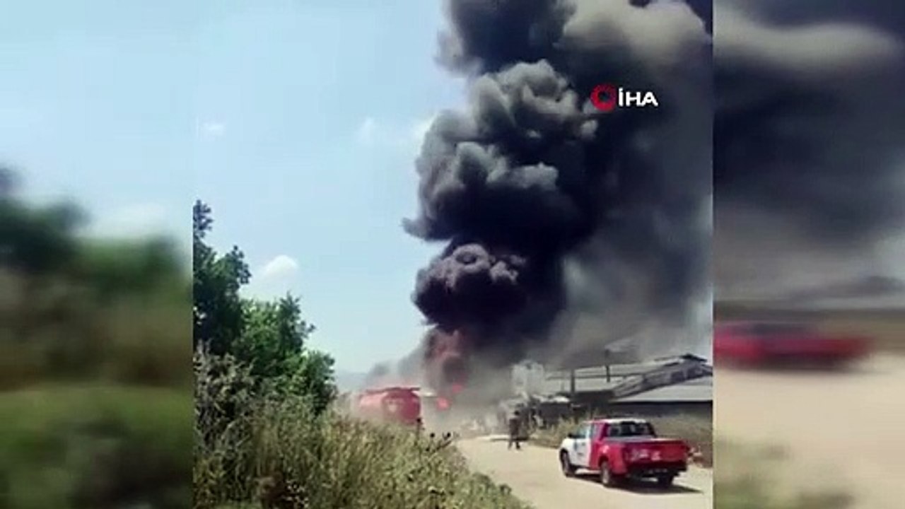 Incendie d'usine à Bursa： Le ciel est couvert de fumée noire