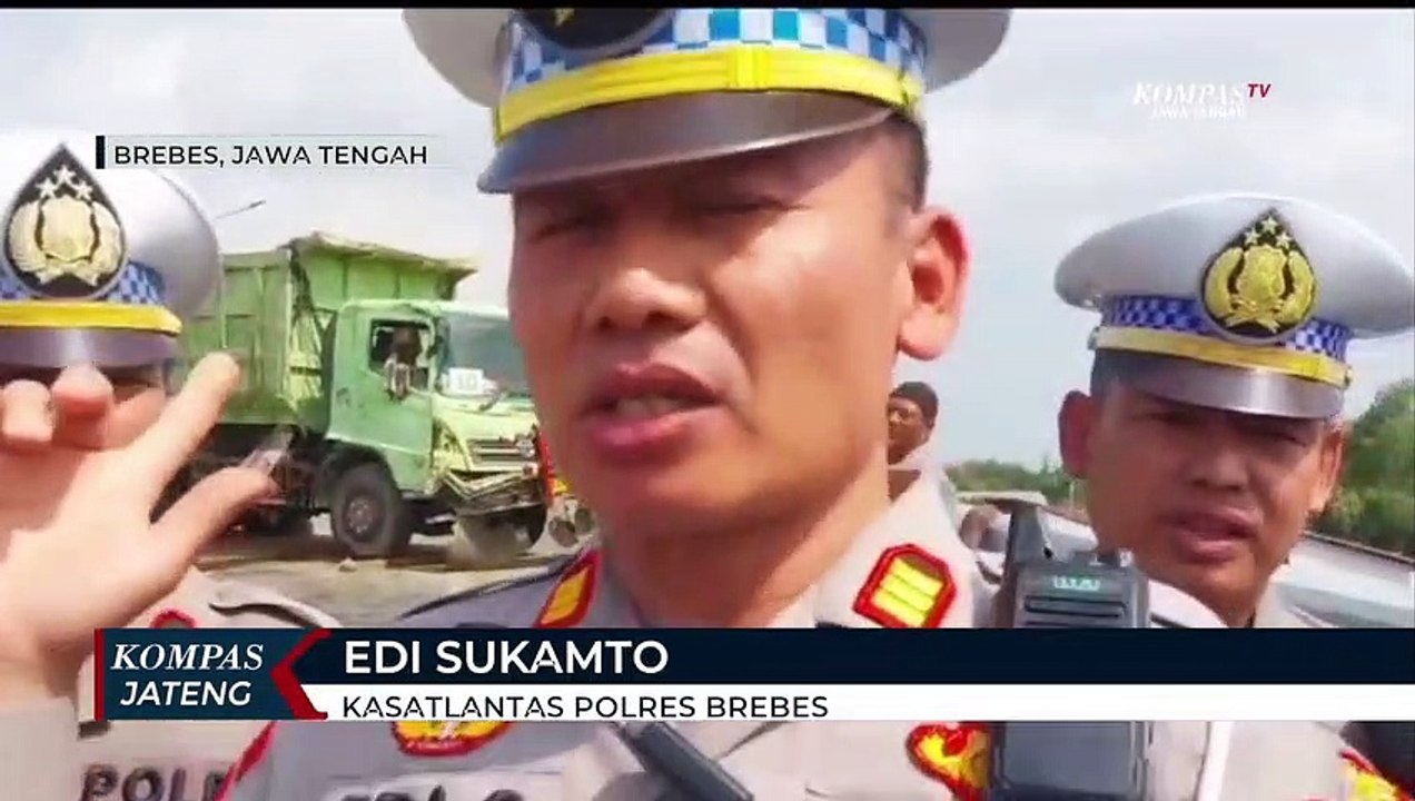 Truk Muatan Tanah Terguling di Brebes , 1 Tewas dan 2 Terluka