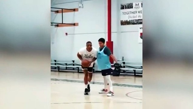 Рассел Вестбрук забив данк через трьох людей