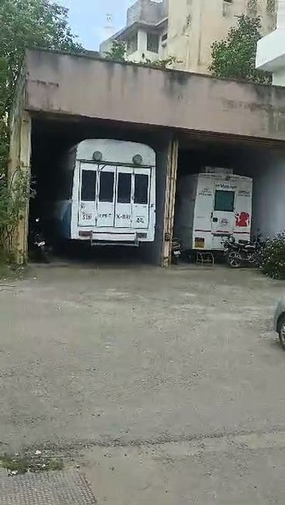 सोनोग्राफी, एक्सरे और डेंटल मशीनें हो रहीं कबाड़... जमी धूल, पक्षियों ने बनाए घोंसले