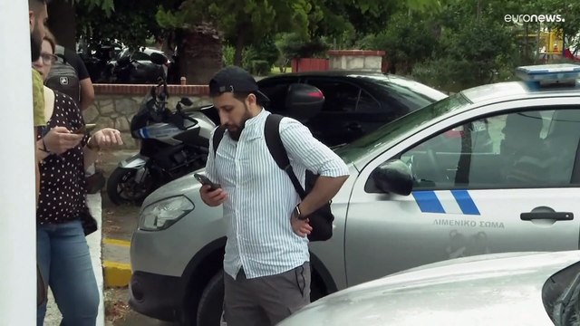 شاهد لهفة وحُرقة لاجئ سوري قلقٍ على مصير زوجته بعد غرق سفينة المهاجرين في عرض المتوسط