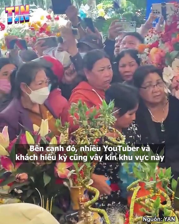 Có yêu thương nghệ sĩ Vũ Linh thì cũng xếp hàng từ từ chứ sao mọi người chen lấn quá vậy? Nhìn mà tội nghiệp Hồng Loan với các sư thầy luôn!