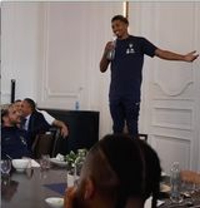 C’est fait ! Toute l'équipe de France a pu écouter Wesley Fofana chanter pour sa 1ère en Bleu Tu penses quoi de sa prestation ? #equipedefrance #football #WesleyFofana #mbappe #DidierDeschamps L'equipe de France Wesley Fofana