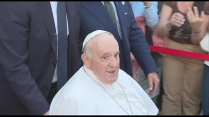 Papa Francesco dimesso dal Gemelli: "Sono ancora vivo"