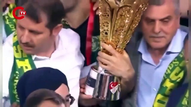 Şanlıurfaspor'un kupa töreninde gerginlik... İYİ Partili Emin Yetim ve Vali Salih Ayhan arasında tansiyon yükseldi!