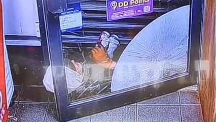 İngiltere’de soyguncu, kaçarken marketin kepenginin altına sıkıştı