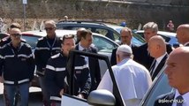 Il Papa torna in Vaticano, scende dall'auto e saluta agenti di polizia