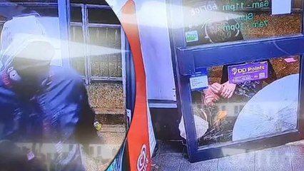 Soyguncu, kaçarken marketin kepenginin altına sıkıştı! O anlar kamerada