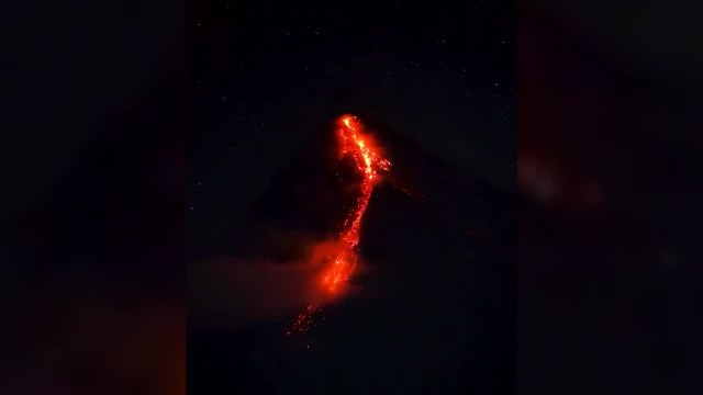 Más de 20.000 evacuados por la erupción del volcán Mayón en Filipinas