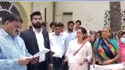 मुरादाबाद: प्रधानमंत्री आवास योजना के लाभार्थी पहुंचे डीएम दफ्तर, जानें कारण