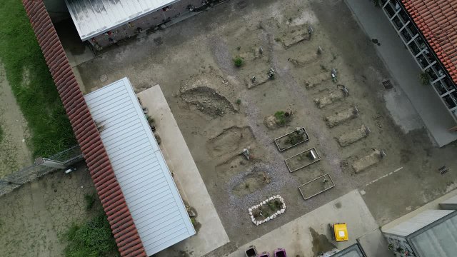 Un mese fa l'alluvione in Emilia-Romagna, tombe ricoperte dal fango