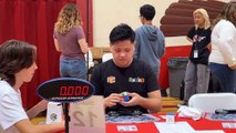 Jovem autista alcança recorde mundial do cubo de Rubik. Eis o momento