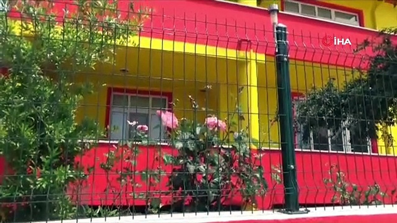 Galatasaray taraftarı evini şampiyonluk kutlaması için sarı-kırmızıya boyattı