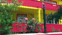 Takımı şampiyon olunca evini sarı-kırmızıya boyattı! Taraftarlar önünde durarak, fotoğraf çektiriyor