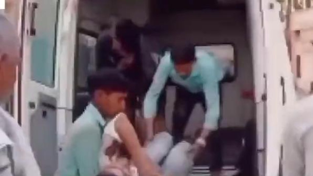 सभंल: अनियंत्रित बाइक डिवाइडर से टकराई, दंपति घायल