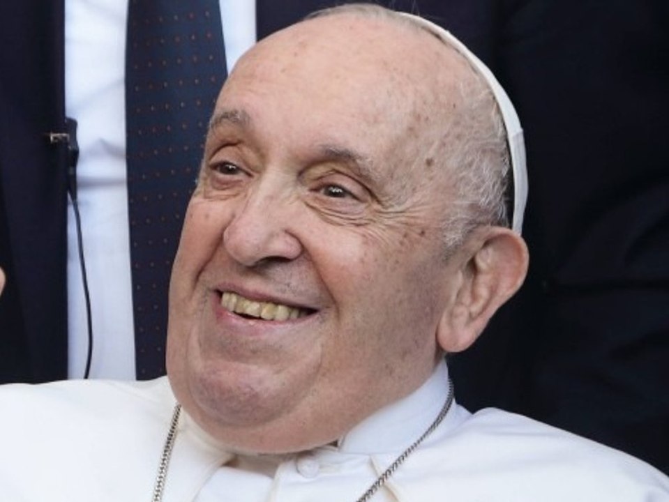 Mit einem Lächeln: Papst Franziskus aus dem Krankenhaus entlassen