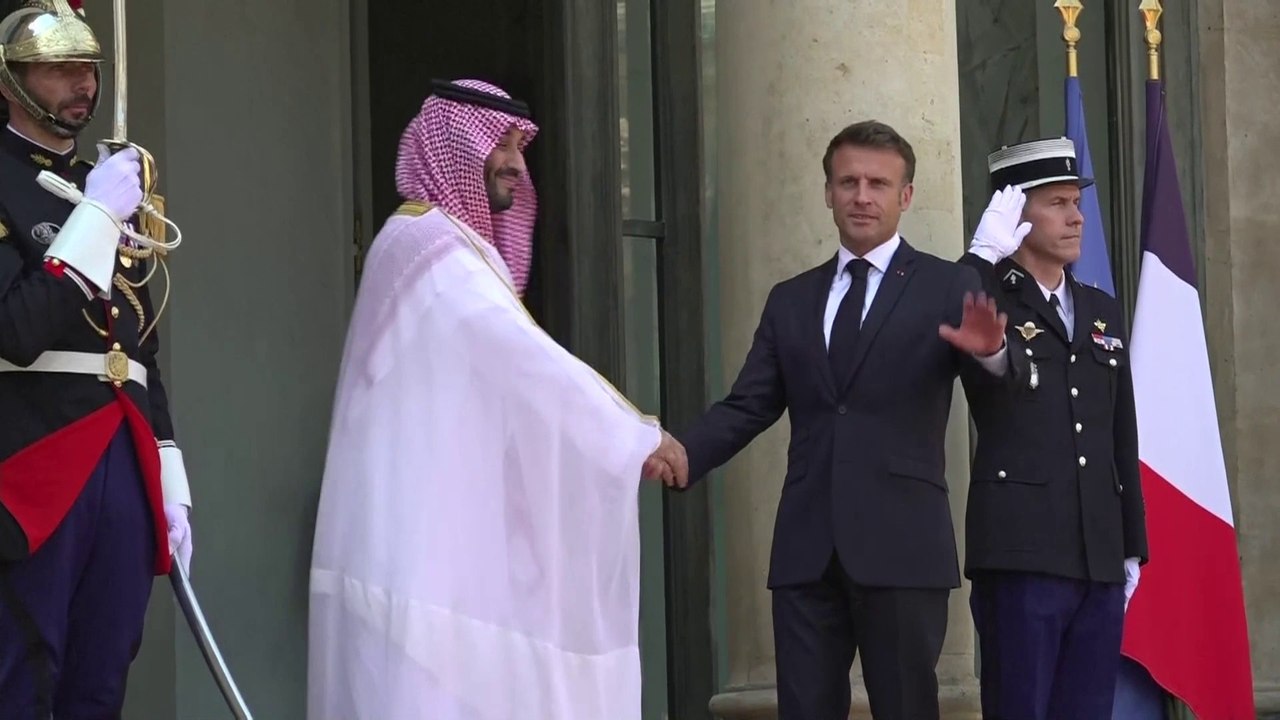 ولي العهد السعودي يصل إلى قصر الإليزيه للقاء الرئيس الفرنسي
