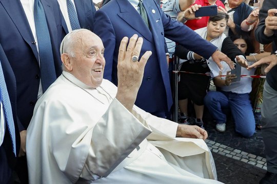 El papa regresó al Vaticano después de haber sido operado de una hernia abdominal
