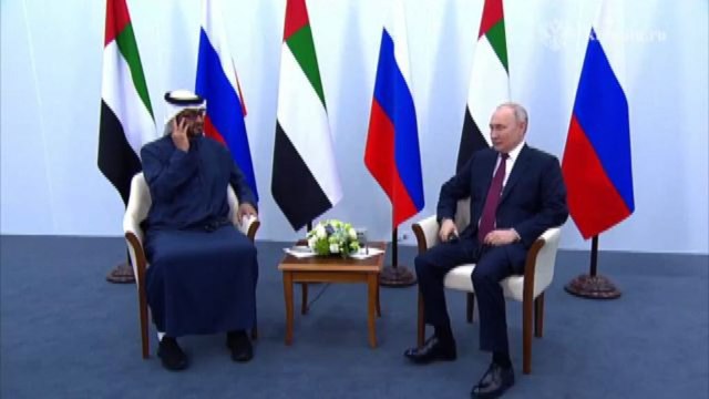 Putin vede il presidente degli Emirati arabi uniti a San Pietroburgo