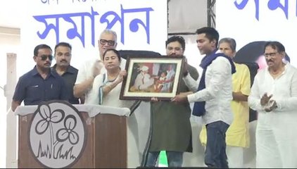 দু'বছর বয়স থেকেই রাজনীতি করা অভিষেককে 'ছোট্ট' উপহার মমতা বন্দ্যোপাধ্যায়ের