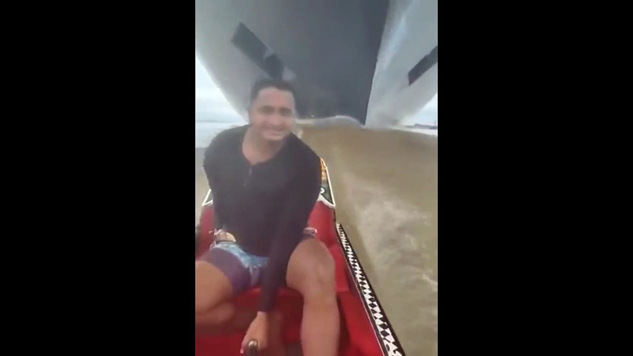 Ce pecheur aime prendre des risques avec son bateau