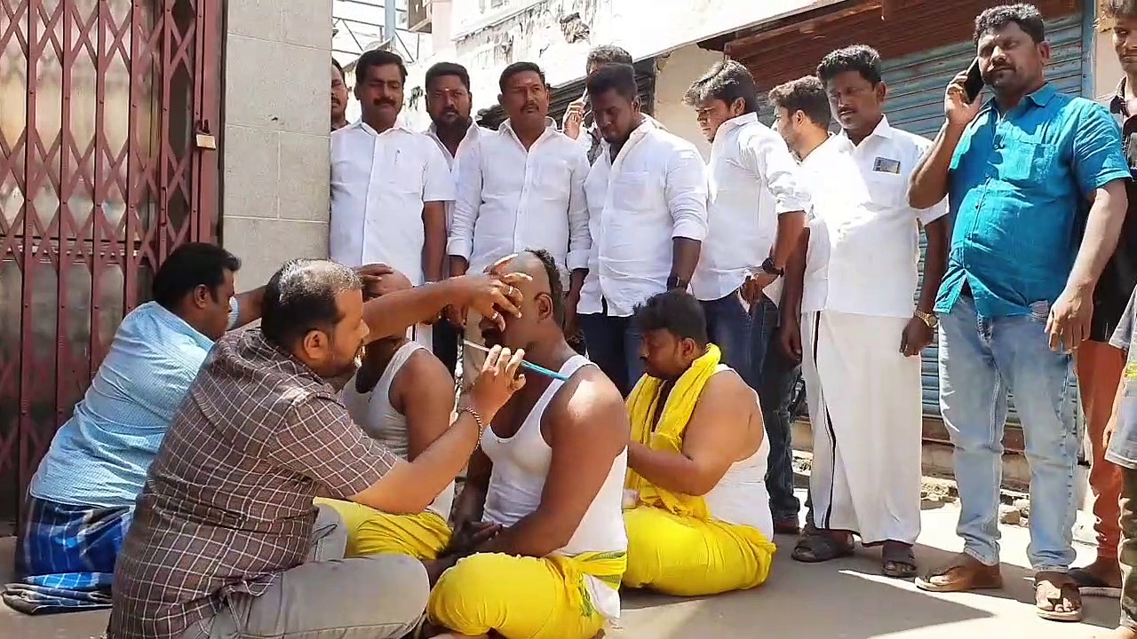 செந்தில் பாலாஜி குணமடைய வேண்டி மொட்டை அடித்து திமுகவினர் சிறப்பு பிரார்த்தனை