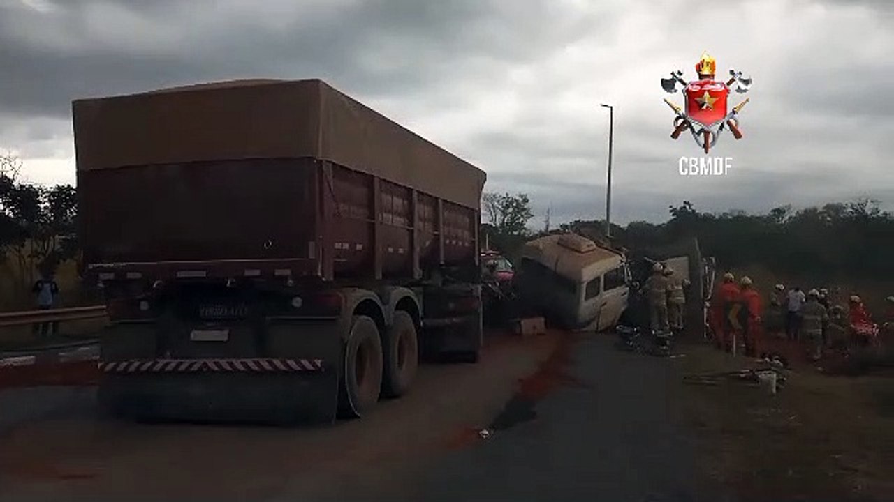 Bombeiros atendem a motoristas presos às ferragens após colisão frontal na DF-150