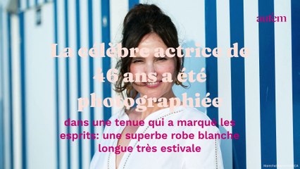 Télécharger la video: Virginie Ledoyen sublime : elle s’affiche avec la robe blanche transparente et tendance du moment