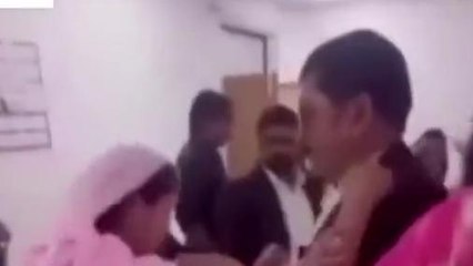 लखनऊ: वकीलों के सामने दो महिलाओं में चप्पलबाजी, वीडियो वायरल