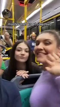 ¡Páguenles un auto! Masterchef y la sorpresa de los pasajeros del 130 al descubrir a dos participantes en el bondi