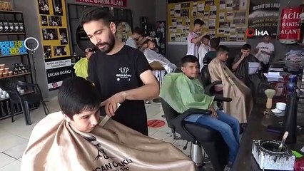 Les étudiants qui ont reçu des appréciations et des remerciements ont pris leur souffle dans le barbier