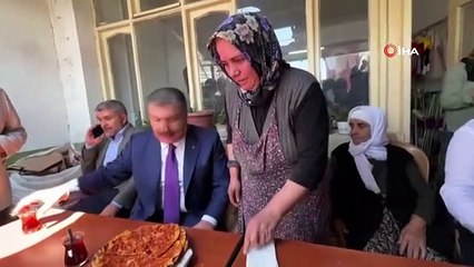 Bakan Koca, depremzede kadının çay ikramını geri çevirmedi