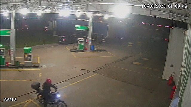 Câmera flagra momento em que condutor abandona veículo em movimento para tentar fugir da PRF