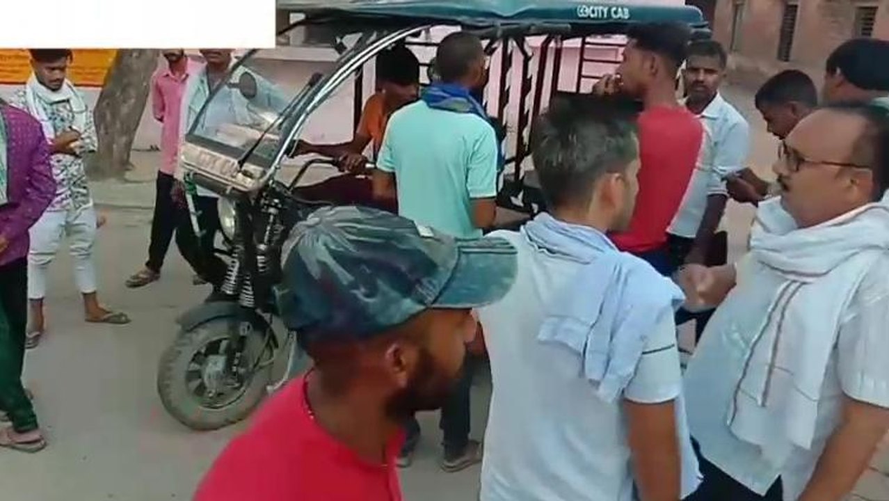 उन्नाव: सवारियों से भरा ई - रिक्शा पलटा, मची चीख पुकार