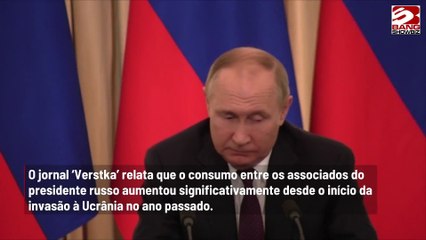 Assessores de Putin começam o dia com garrafa de vodca