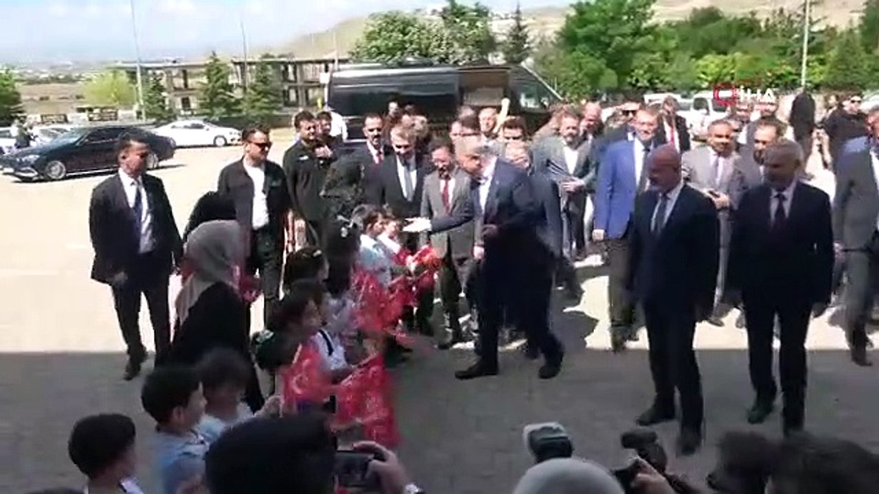 Hulusi Akar a donné des conseils aux étudiants, 340 000 étudiants ont reçu des bulletins