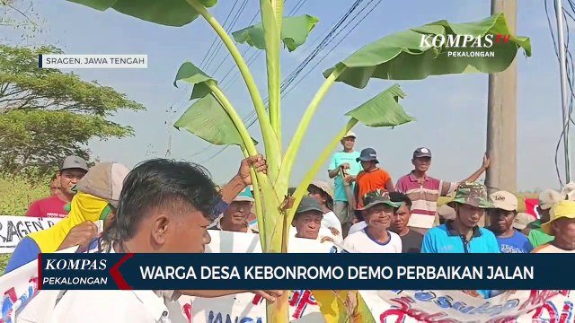 Warga Desa Kebonromo Demo Memakai Karung Beras Tuntut Perbaikan Jalan Rusak