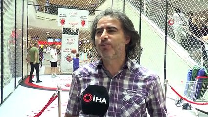 Basketbol şut yarışmasında babalar ve çocukları doyasıya eğlendi