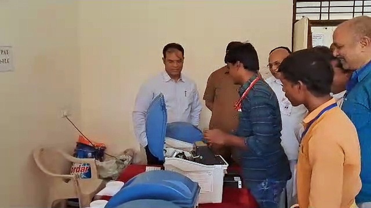 एफएलसी हॉल में ईवीएम का कराया गया पारदर्शी प्रक्रिया से अवगत