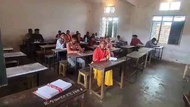 10 वीं 12वीं में फेल विद्यार्थियों ने हल किया हिंदी विषय का पर्चा