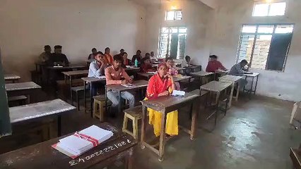 10 वीं 12वीं में फेल विद्यार्थियों ने हल किया हिंदी विषय का पर्चा