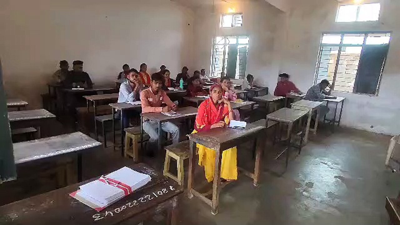 10 वीं 12वीं में फेल विद्यार्थियों ने हल किया हिंदी विषय का पर्चा