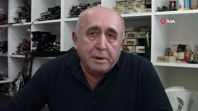 Elle répare des téléviseurs depuis un demi-siècle.