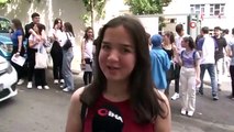 L'excitation du bulletin scolaire à Istanbul