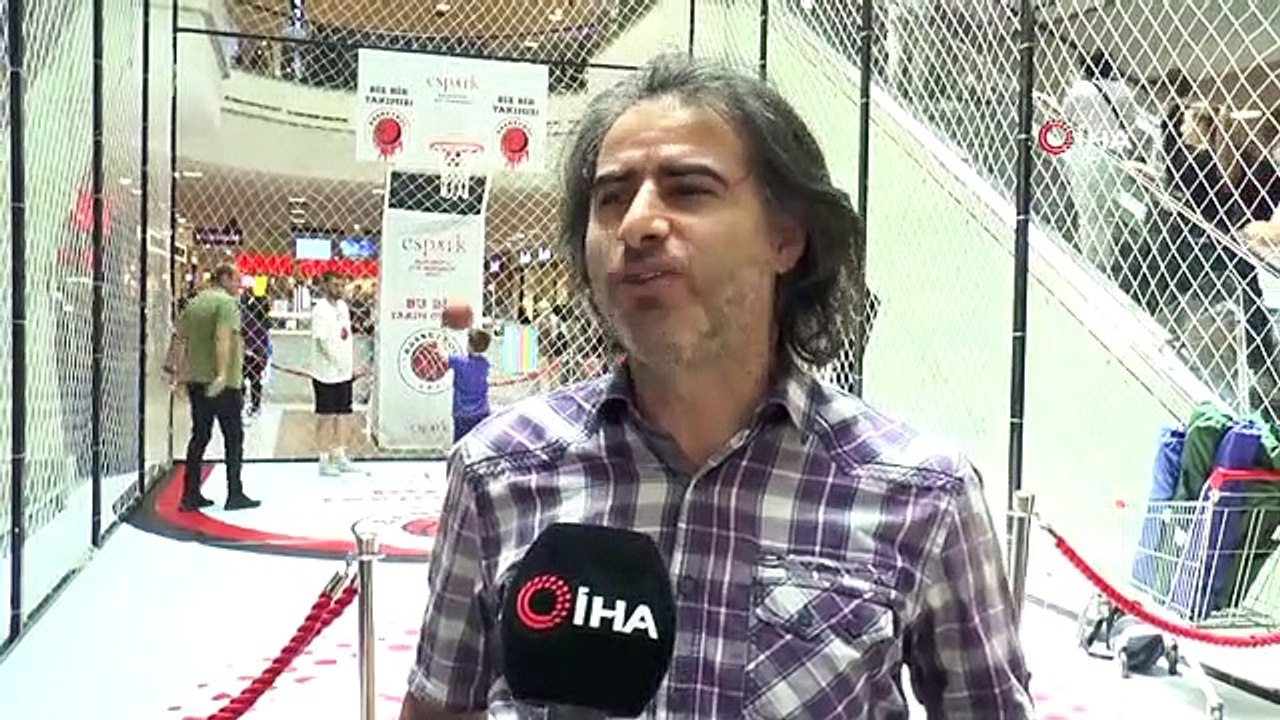 Les pères et leurs enfants se sont amusés au concours de tir au basket