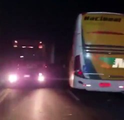 Acidente entre ônibus de viagem da BA e caminhão deixa motorista morto