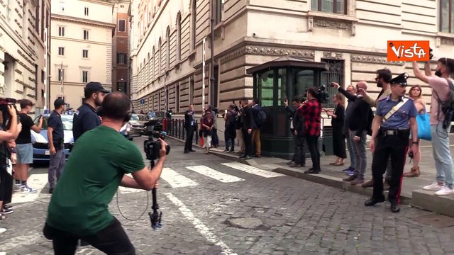 La Tesla bianca di Elon Musk lascia Palazzo Chigi e sfreccia verso Via del Tritone